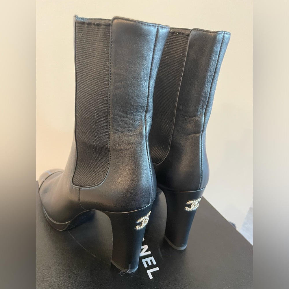 Chanel Lambskin & Patent pull on ankle boots. Ref. G36413 Y54110 94305. Sz. 38.5 - Picture 6 of 11